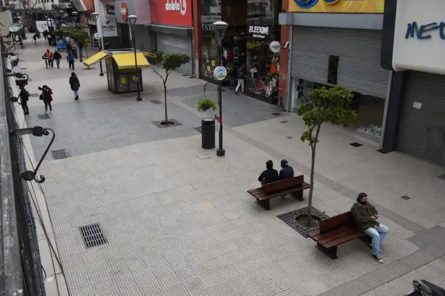 COMO UN FERIADO. Algunas personas aprovecharon para descansar en la peatonal, mientras la atención en los comercios fue dispar. Algunos decidieron abrir sus puertas y otros no concurrieron.
