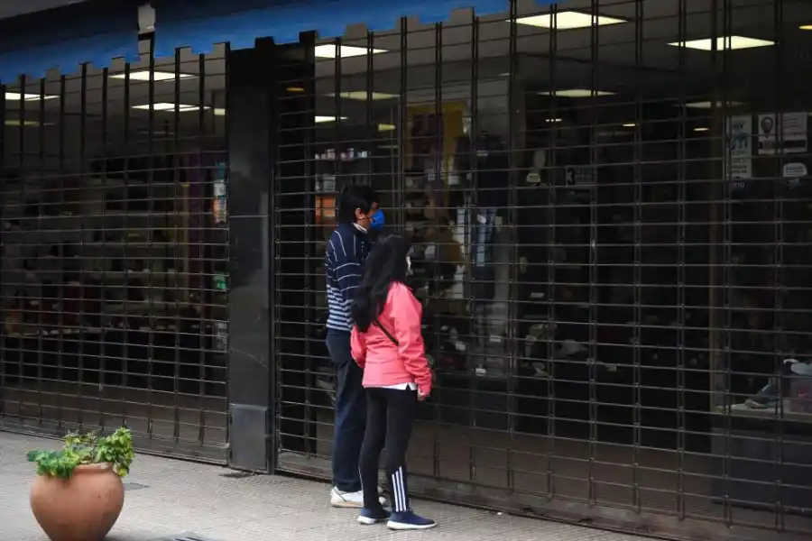 UN PROBLEMA. Algunas personas decidieron ir  hacer compras pero había comercios que estaban cerrados y se tuvieron que volver a sus casas.