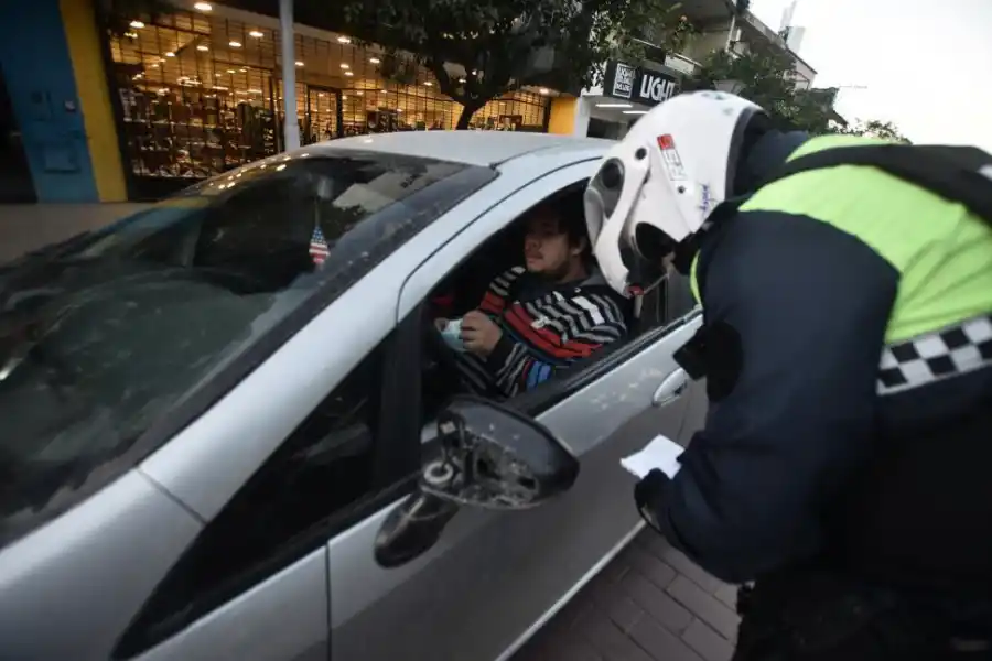 CONTROL. Un policía verifica la documentación de un automovilista. Solamente pueden circular quienes hayan sacado los permisos.