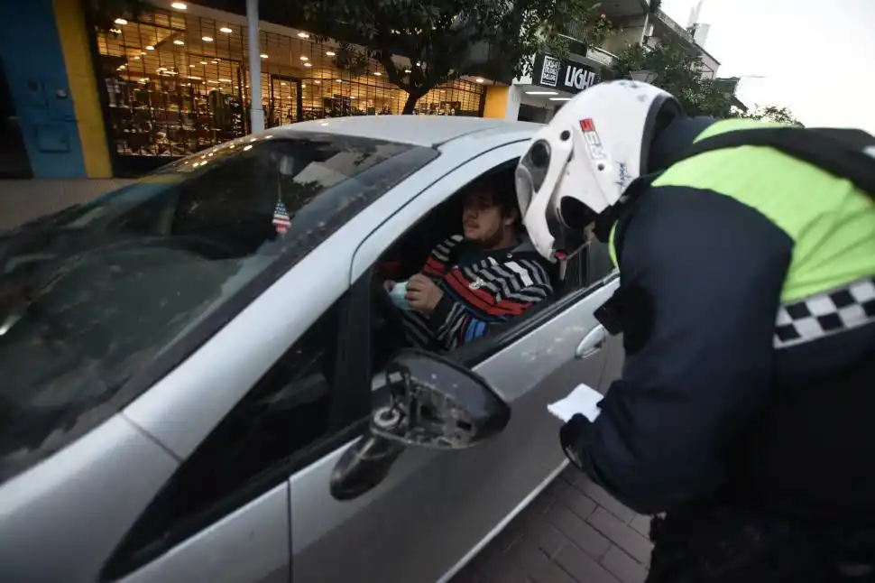 CONTROL. Un policía verifica la documentación de un automovilista. Solamente pueden circular quienes hayan sacado los permisos.