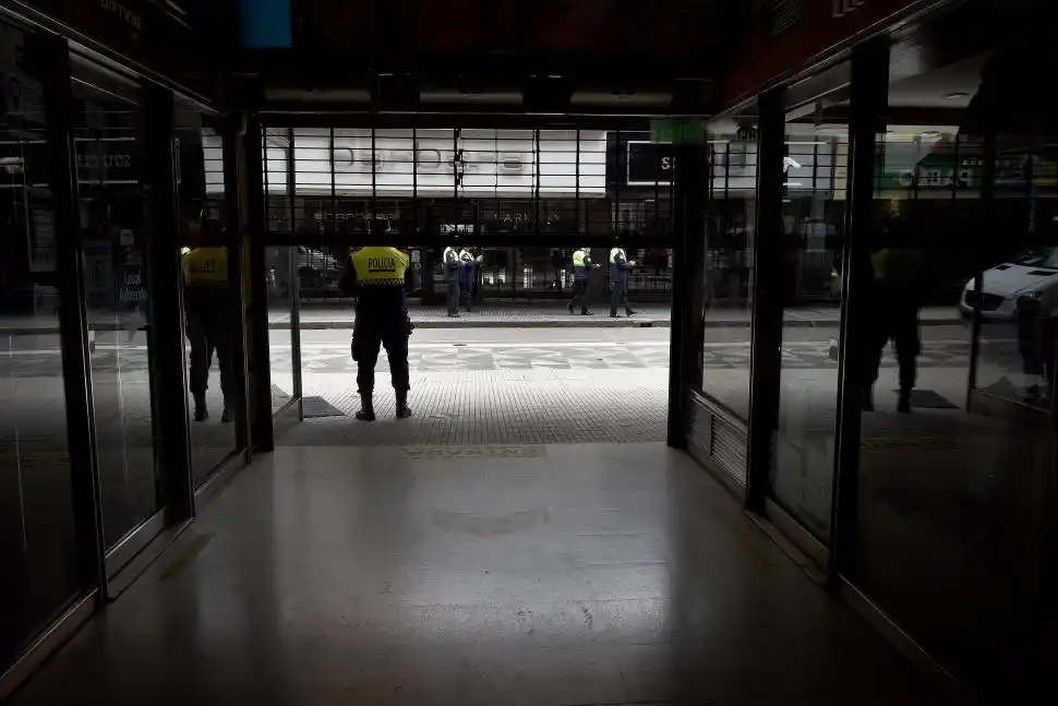 PATRULLAJES. La Policía se apostó frente a las galerías y recorrió el microcentro para advertir a los comerciantes que no podían abrir los locales. 