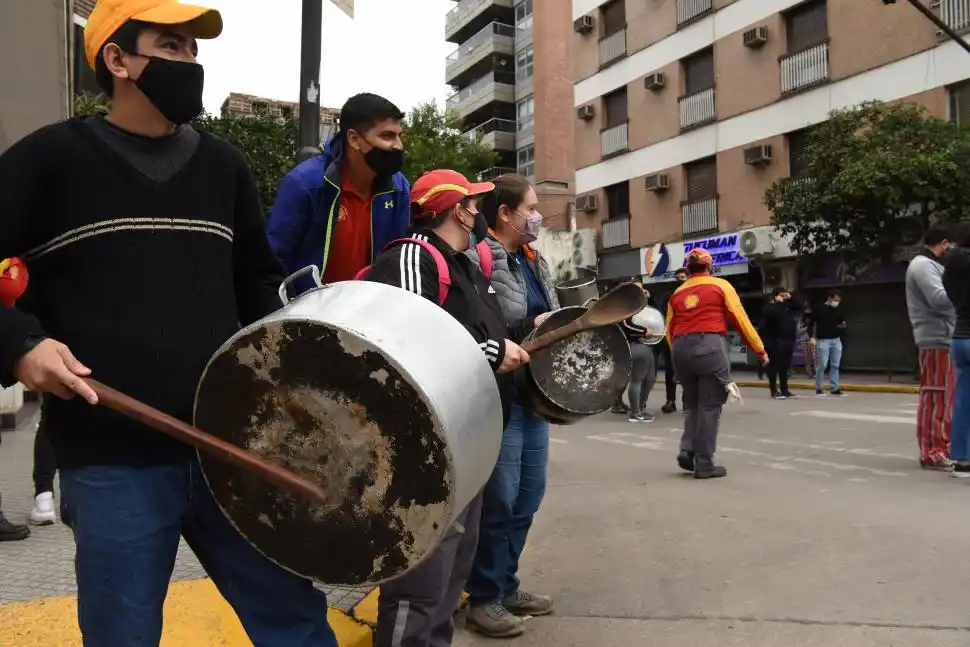 RUIDOSA BATUCADA. Empleados gastronómicos golpean las ollas con cucharas de madera durante la manifestación que se dio ayer en la esquina de 25 de Mayo y Santa Fe. Ellos decidieron cortar el tránsito como reclamo por las restricciones y por no poder trabajar con normalidad.