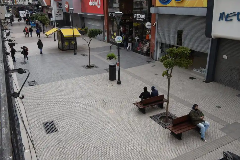COMO UN FERIADO. Algunas personas aprovecharon para descansar en la peatonal, mientras la atención en los comercios fue dispar. Algunos decidieron abrir sus puertas y otros no concurrieron.