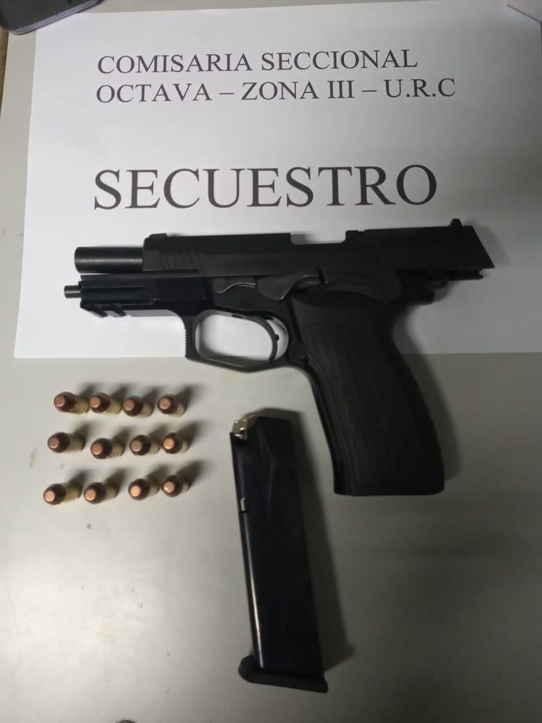El arma que tenía la mujer. 