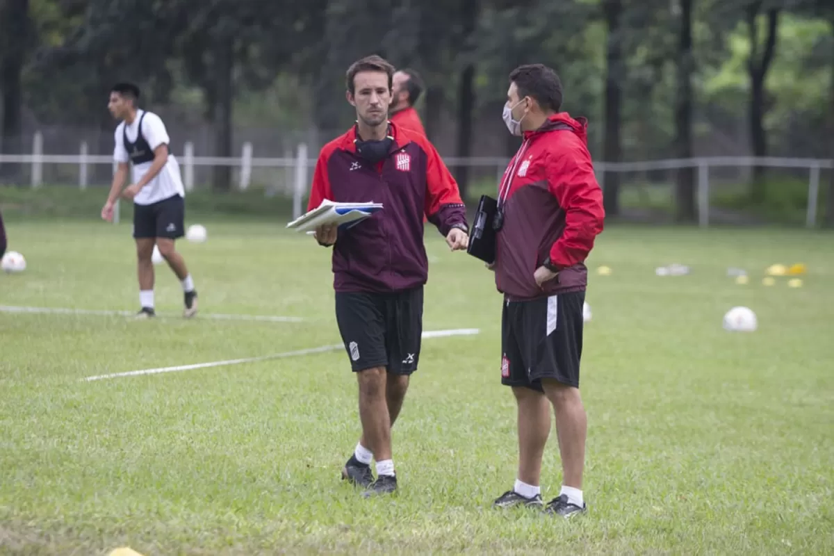 TODO PLANIFICADO. Juan Saja y Gonzalo Cano, los preparadores físicos del plantel, armaron un plan para que los futbolistas no sufran el parate de las prácticas. 