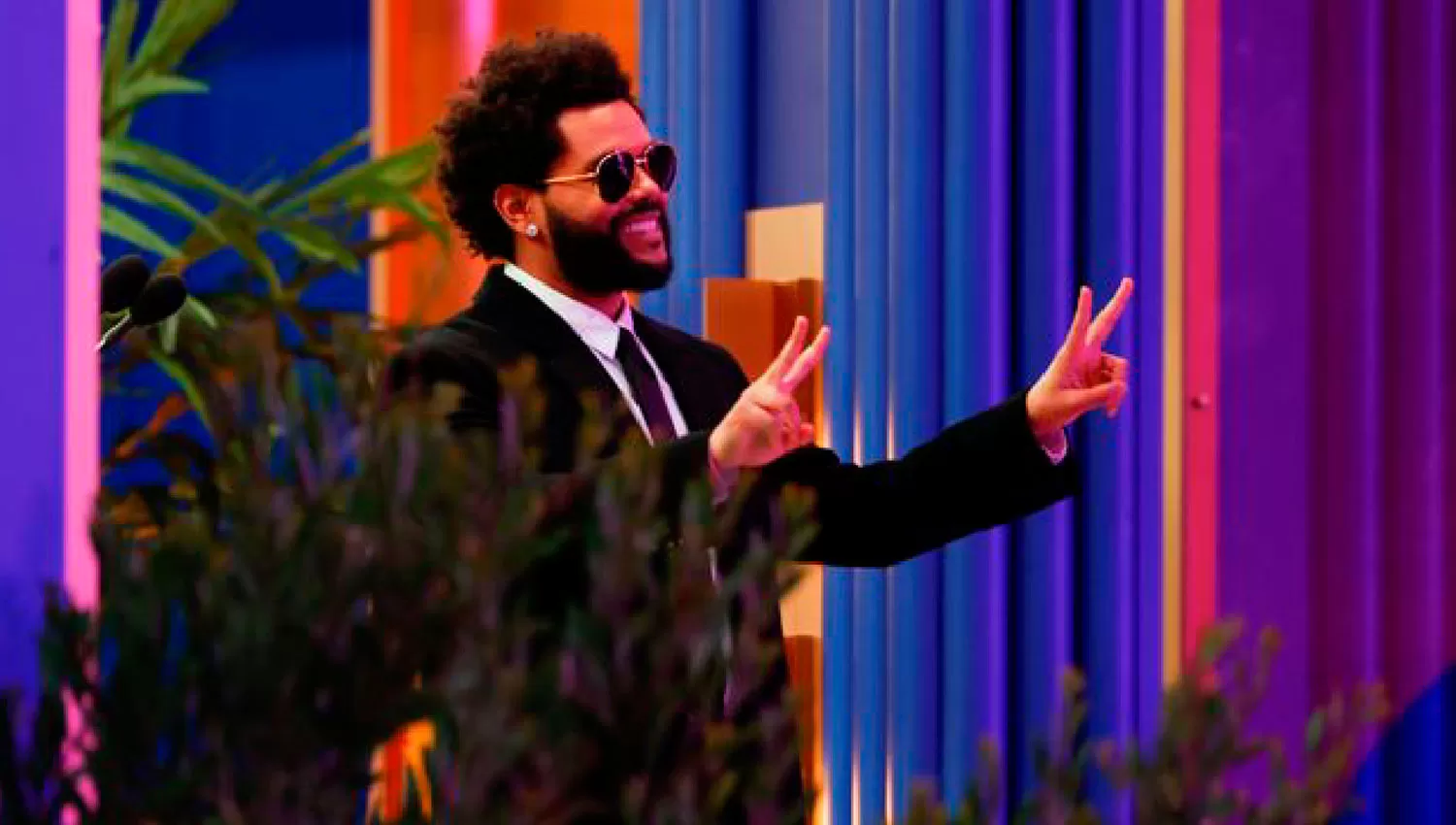 EN V. The Weeknd saludó en el acceso al teatro Microsoft de Los Ángeles.