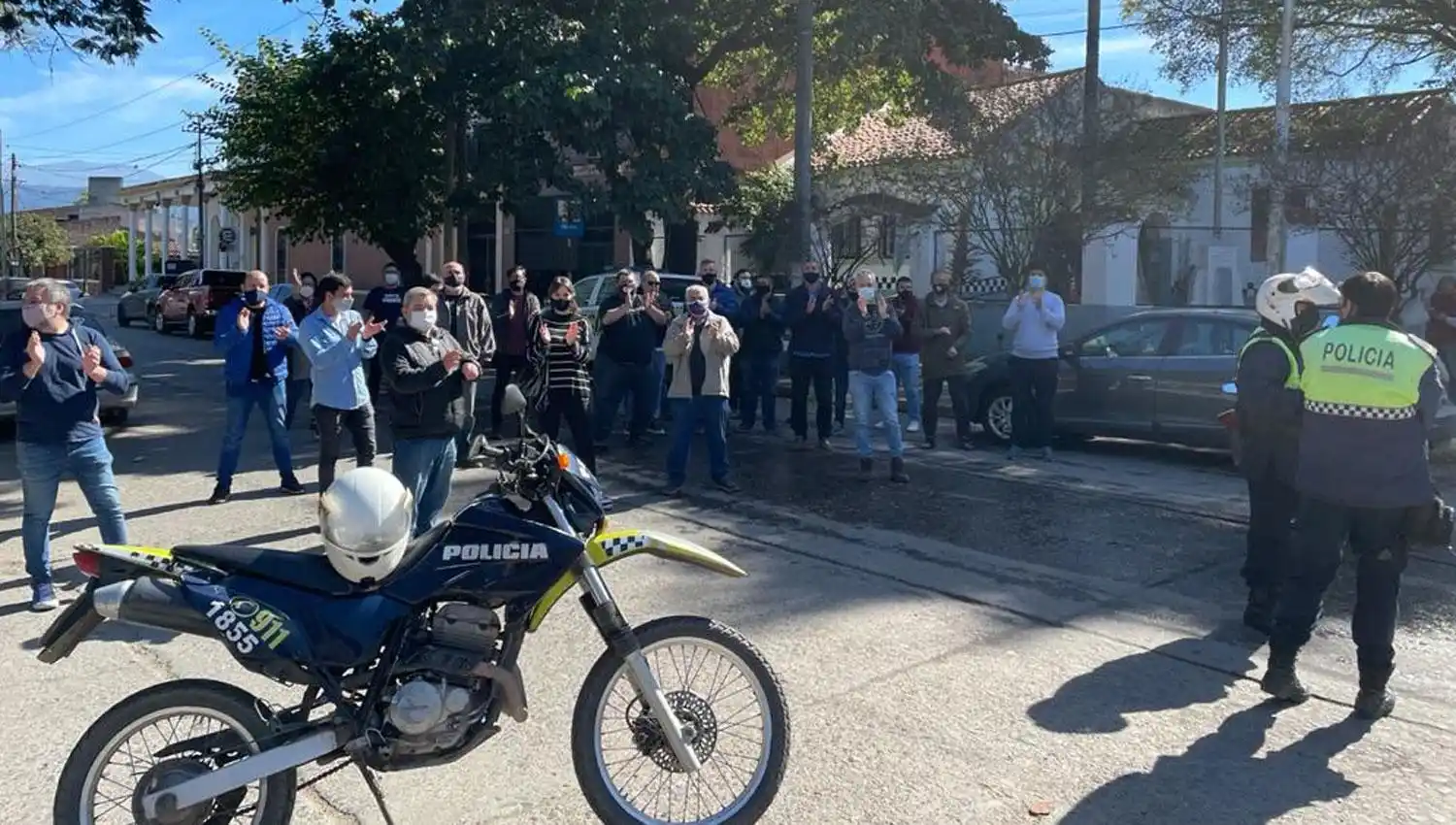 Protesta frente a la comisaría, durante la detención de Fares.