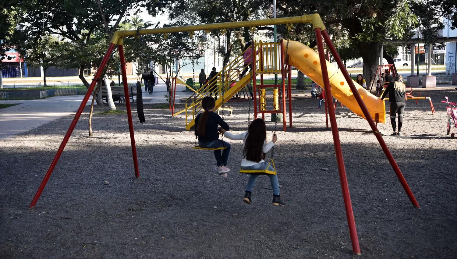 VOLVER A SALIR. Los niños juegan en una plaza de Banda del Río Salí. LA GACETA