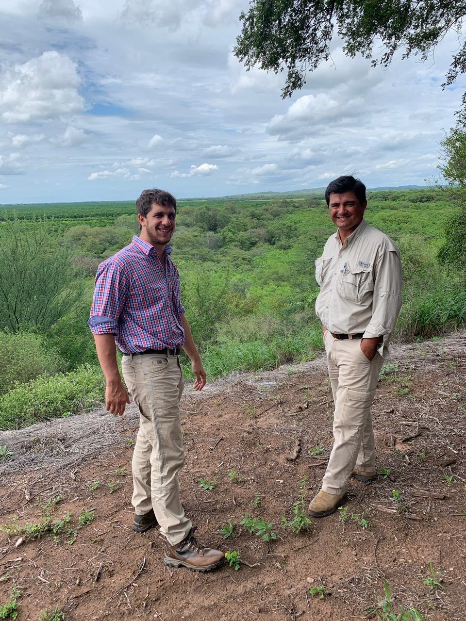 EN EL ESTABLECIMIENTO GANADERO. Daniel Alperovich junto a José Sarmiento (derecha), ingeniero del campo.  