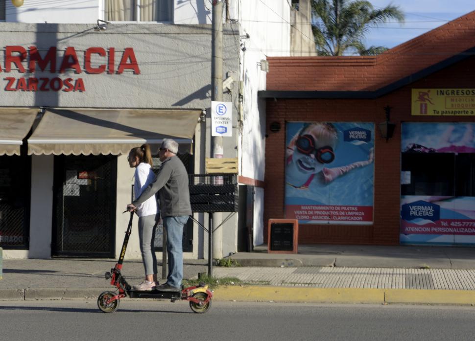 DE A DOS. Durante la siesta esta pareja salió a dar una vuelta en monopatín antes del límite horario para quedarse en casa.