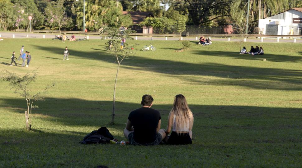 EN LA ROTONDA. Al pie del cerro se observó a varios jóvenes que aprovecharon la siesta para reposar y pasar un buen momento.