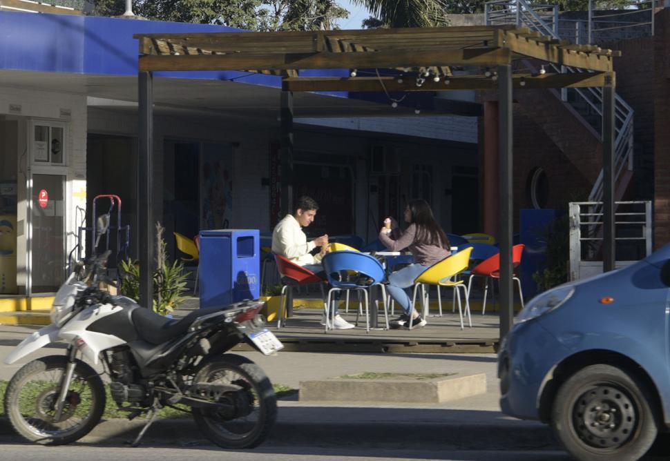 HELADO OTOÑAL. El fotógrafo del diario captó a estos dos jóvenes disfrutando del tibio sol y de copas heladas.  