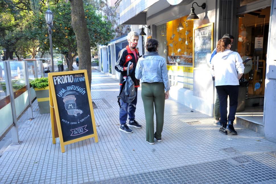 PARA LLEVAR. Algunos negocios optaron por aceptar las condiciones de atención al público y atendieron en el modo take away.