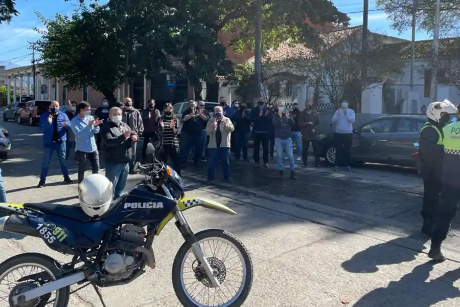 Protesta frente a la comisaría, durante la detención de Fares.