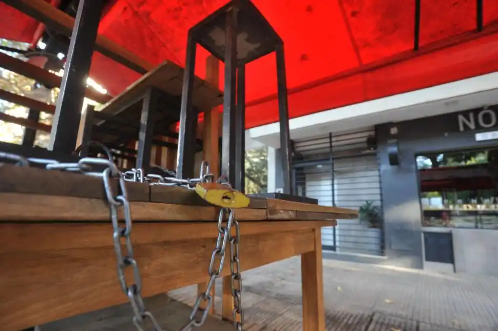 MESAS Y CADENAS. En los alrededores de paseo público, los restaurantes y bares permanecieron cerrados, cumpliendo con las medidas dispuestas.