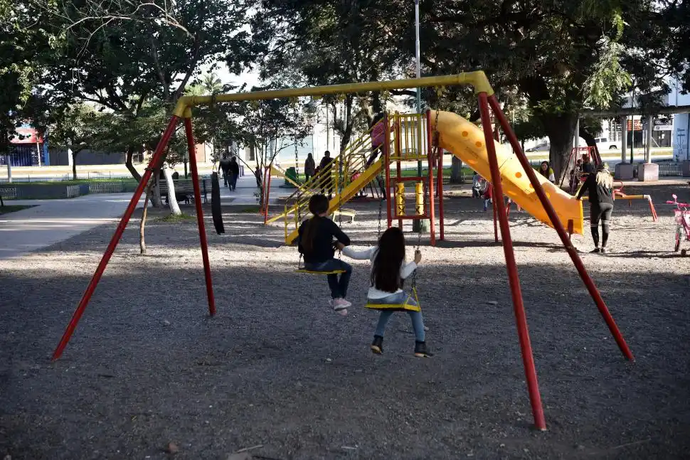 A DIVERTIRSE UN RATO. Los niños aprovecharon la tarde para disfrutar en los juegos infantiles.