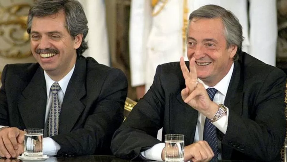 ANIVERSARIO. Mañana se cumplen 18 años de la asunción de Néstor Kirchner como presidente. En la foto, junto al actual mandatario, Alberto Fernández.