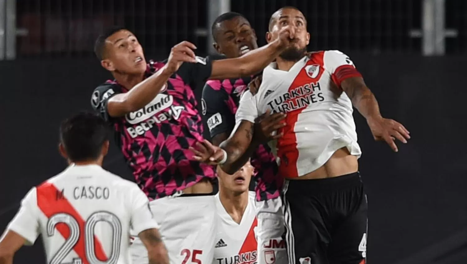 UN PASO MÁS. River viene de conseguir un histórico triunfo ante Independiente Santa Fe, con Enzo Pérez en el arco.