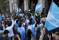 La protesta contra las restricciones para frenar la covid-19 se trasladó hacia plaza Independencia