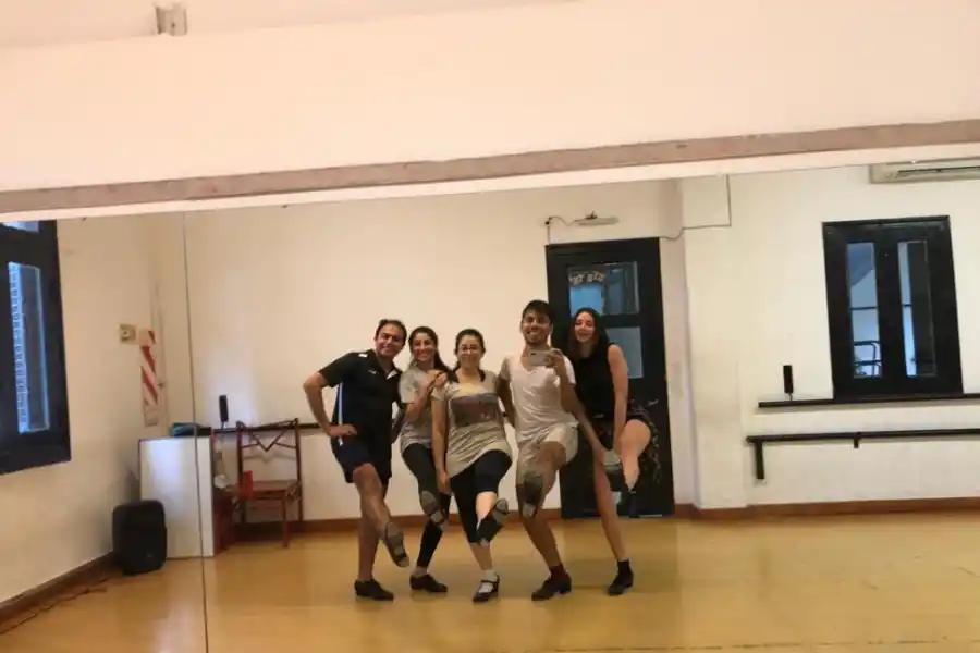 LOS ALUMNOS. Cuando se podía presencial, la alegría en la clase de tap.