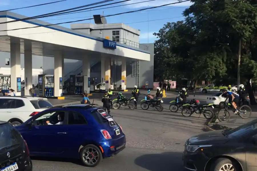 MANIFESTACIÓN. Protesta en inmediaciones de la casa del gobernador. FOTO Diego Aráoz. 
