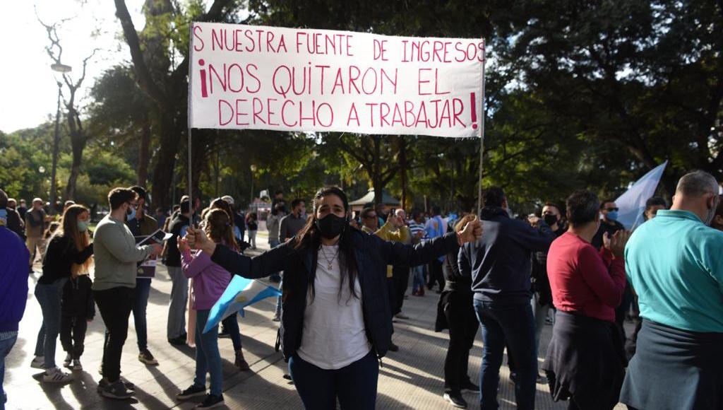 MANIFESTACIÓN. La plaza Urquiza, epicentro de protestas en contra de las restricciones para frenar la covid-19.