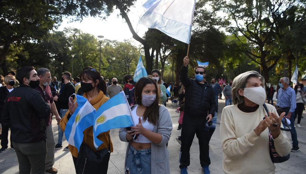 MANIFESTACIÓN. La plaza Urquiza, epicentro de protestas en contra de las restricciones para frenar la covid-19.