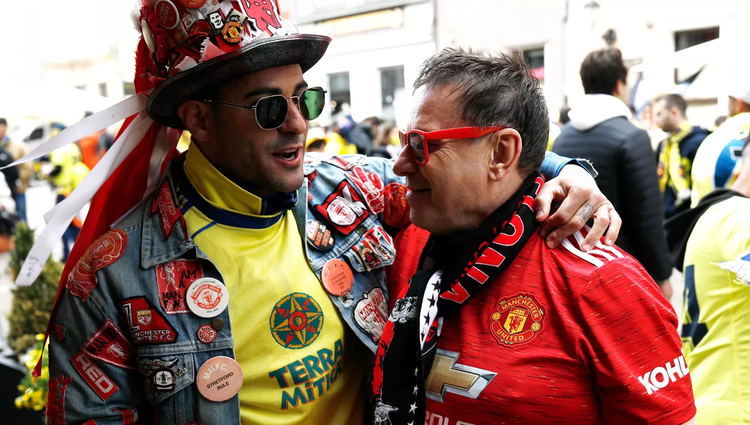 EN POLONIA. Hinchas de Villarreal y Manchester United esperan el inicio del partido en Gdansk.