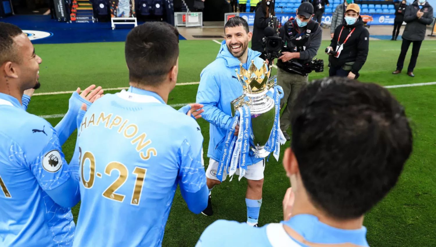 LA QUINTA. Kun Agüero levantó el domingo su quinta Liga de Inglaterra junto a Manchester City. 