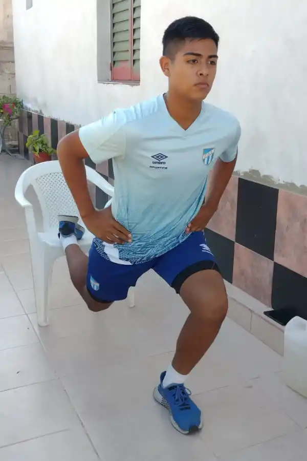 TODO SIRVE. Los juveniles de Atlético entrenan con lo que tienen en casa. Por semana tienen tres entrenamientos virtuales (supervisados) y seis individuales.