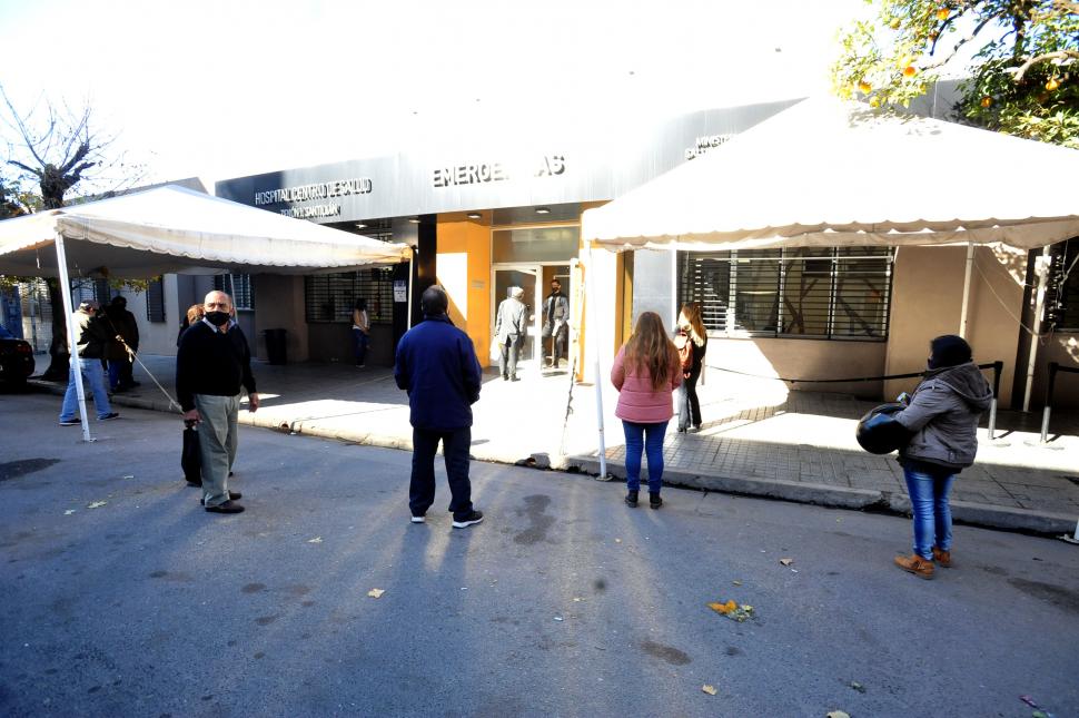 ORDEN DE LLEGADA. En la puerta del Centro de Salud hacen cola para acceder a los hisopados de covid. 