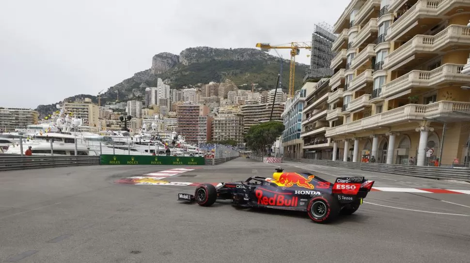 A RÍO REVUELTO... Verstappen aprovechó las fallas de Mercedes para ganar en Mónaco y tomar la punta del campeonato. 