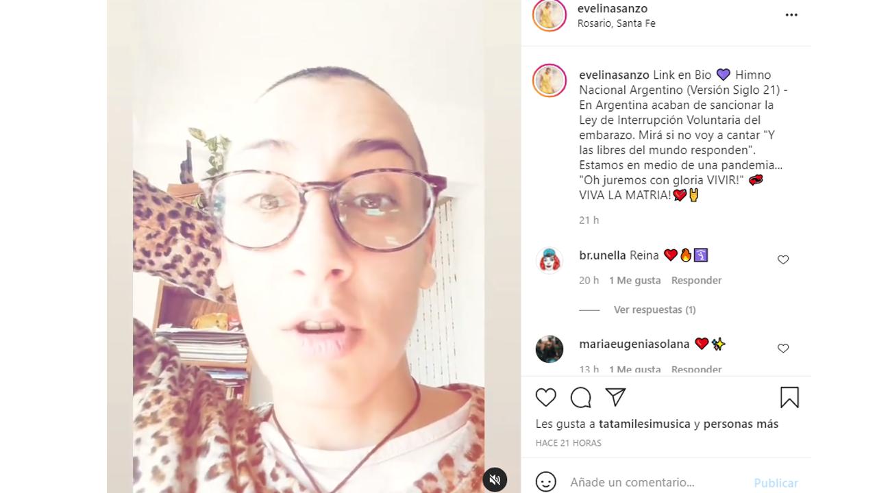 Presentaron una versión feminista del Himno Nacional en un acto por el 25 de Mayo