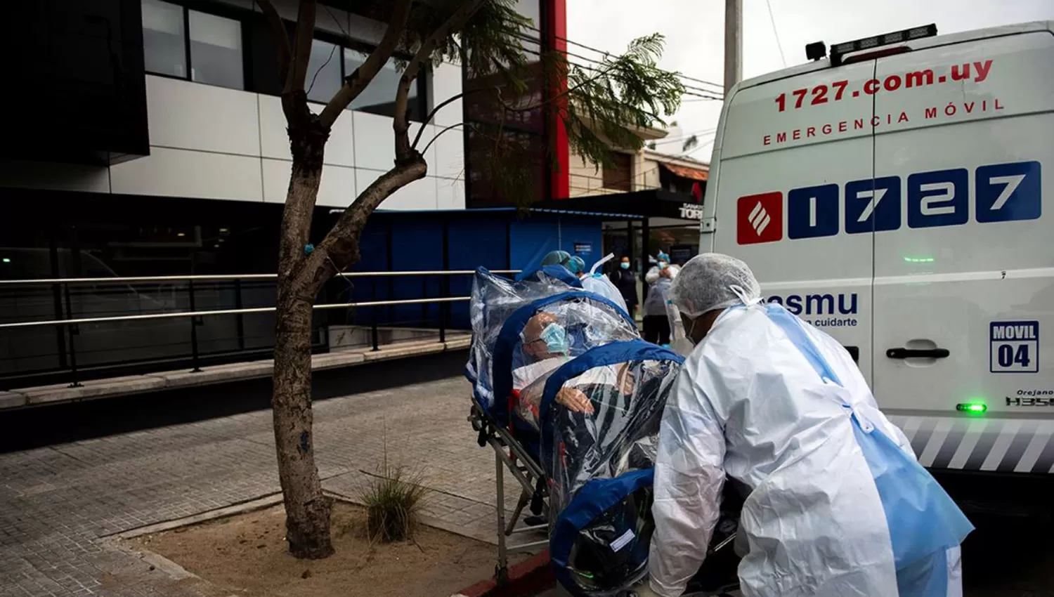 EN PANDEMIA. Un hombre infectado por covid-19 es trasladado a un hospital de Montevideo.