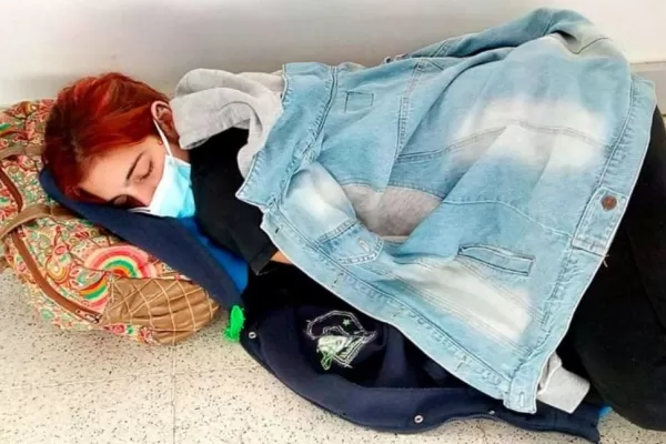 La familia de la joven que murió tirada en el piso por covid denunció al personal de tres hospitales