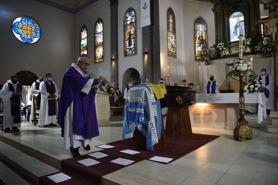 MISA DE EXEQUIAS. El arzobispo de Tucumán, junto a sacerdotes y familiares, preside la misa en la Catedral.  