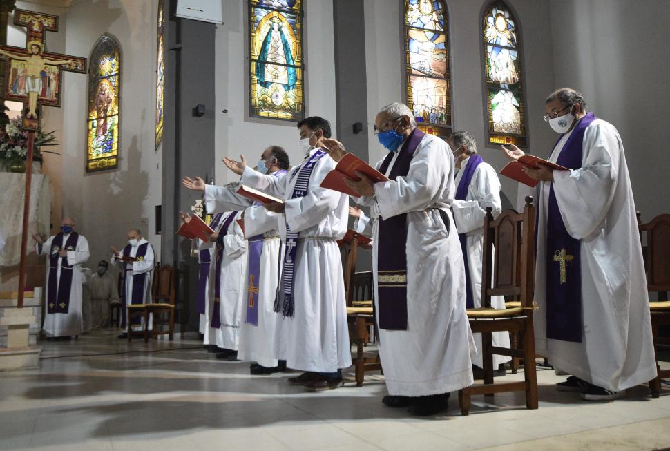 SACERDOTES. Varios sacerdotes participaron de la misa.  