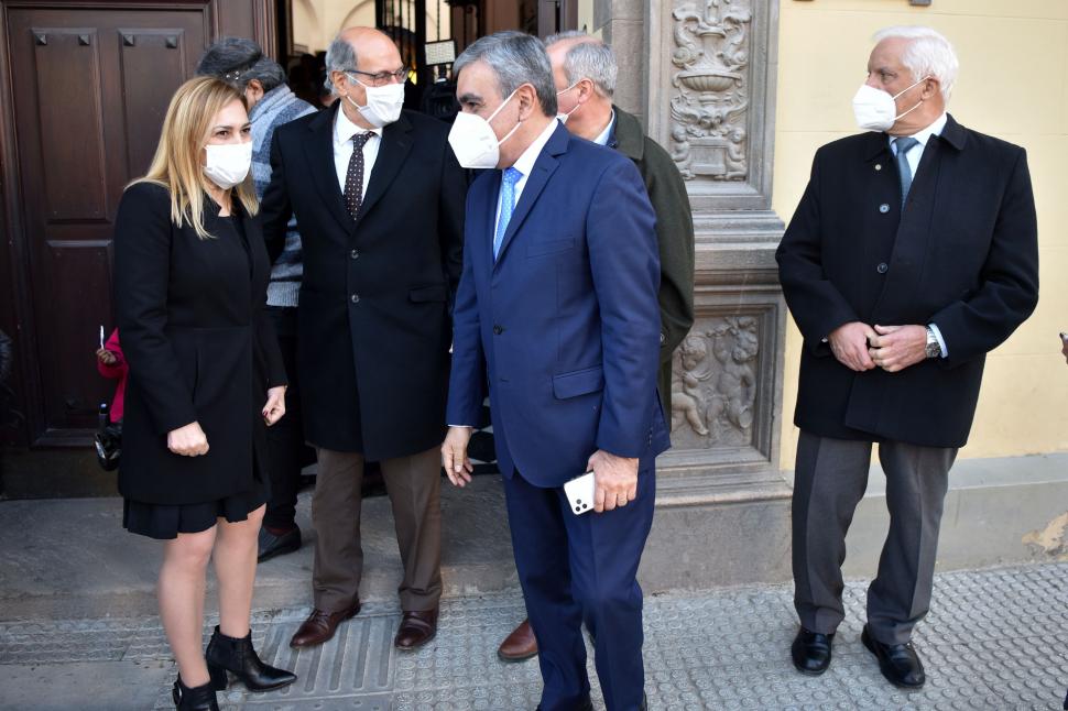 A LAS PUERTAS DEL ANUNCIO. El intendente, junto con su esposa, la diputada Beatriz Ávila, a punto de ingresar a la FET para comunicar la medida. 