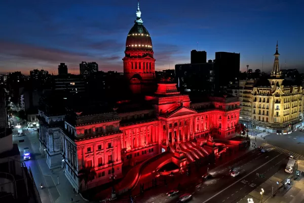 Pintan de rojo el Congreso para señalar la importancia de la salud menstrual