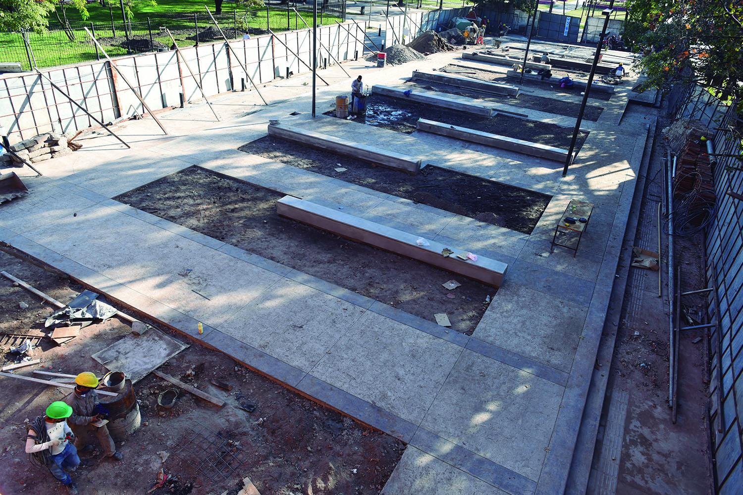 SALGAN AL SOL. Un grupo de operarios termina un espacio de bancos y canteros para flores. El objetivo es que esa zona al límite entre Barrio Sur y Villa Alem recupere el brillo. 