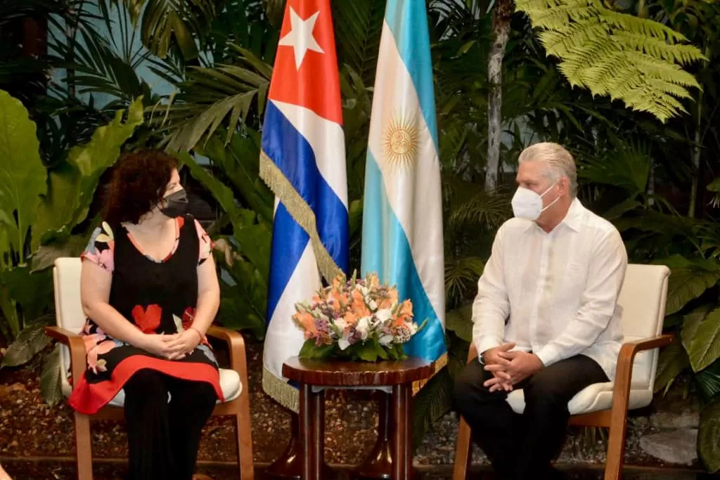 EN CUBA. Vizzotti, junto al presidente Díaz-Canel Bermúdez. Foto: Presidencia de la Nación