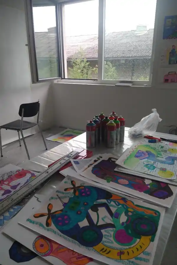 ESPACIO DE TRABAJO. Con pinturas, dibujos y planos, Romero Gunset se plantea desde la performance y la programación, construir una máquina real.  	FOTO GENTILEZA DE Julián Salinas 