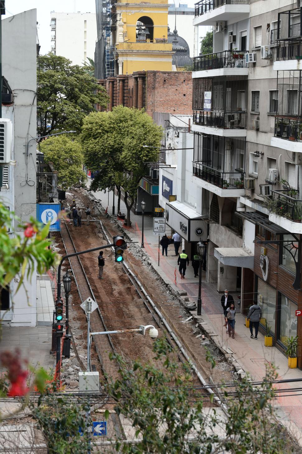 CAMBIO. Con el asfalto retirado, se vuelve a delimitar la calle con el nuevo cordón de la vereda.   