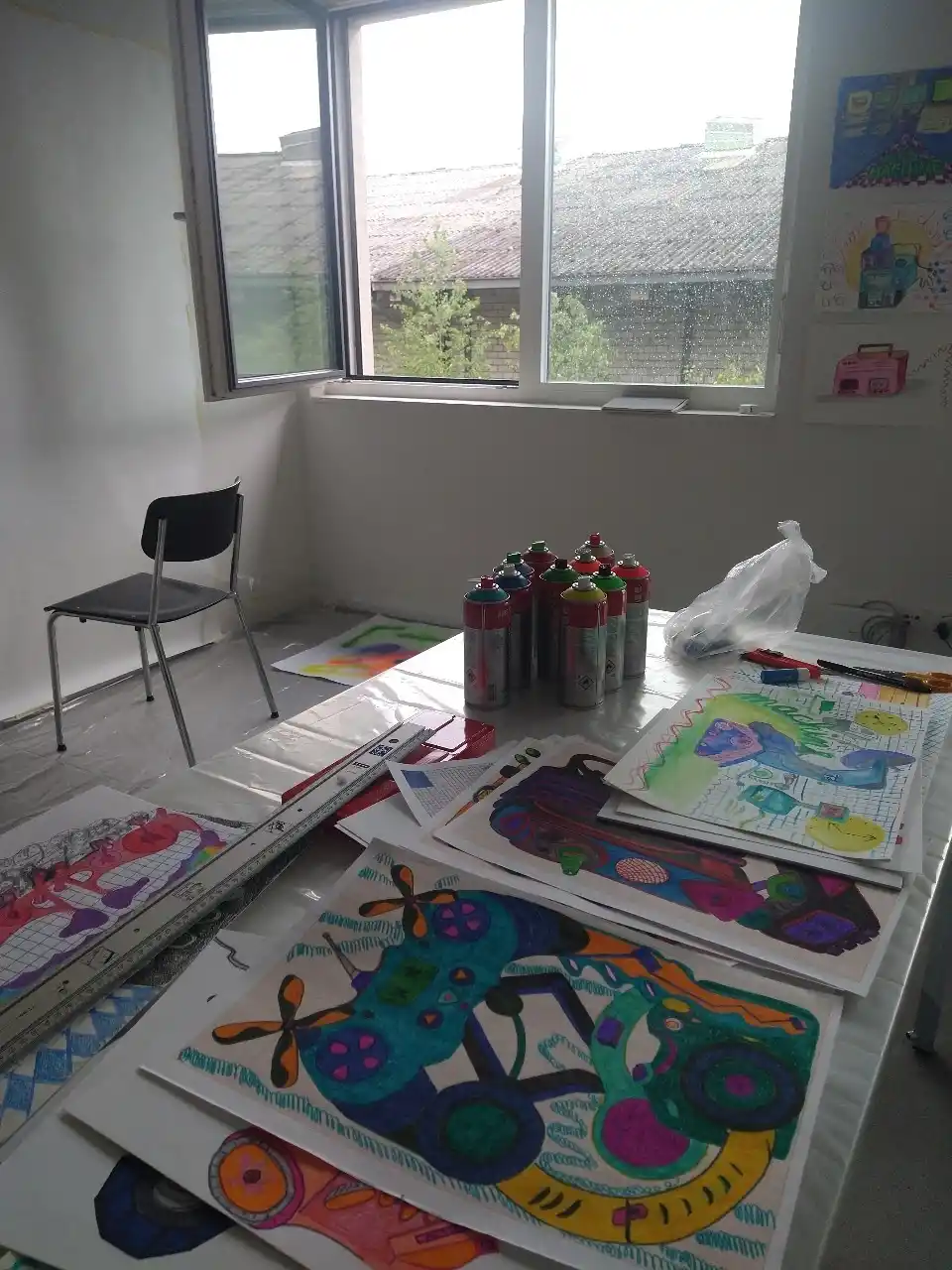 ESPACIO DE TRABAJO. Con pinturas, dibujos y planos, Romero Gunset se plantea desde la performance y la programación, construir una máquina real.  	FOTO GENTILEZA DE Julián Salinas 