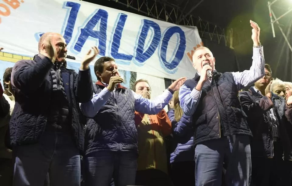 2019, OTROS TIEMPOS. Jaldo arenga a la tropa en un acto, mientras Manzur y Monteros aplauden. Foto: osvaldojaldo.com.ar