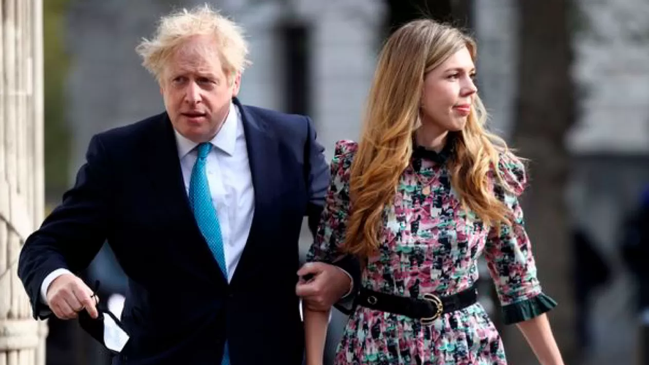 EN PAREJA. Boris Johnson, y su novia, Carrie Symonds, tuvieron un hijo el año pasado.
