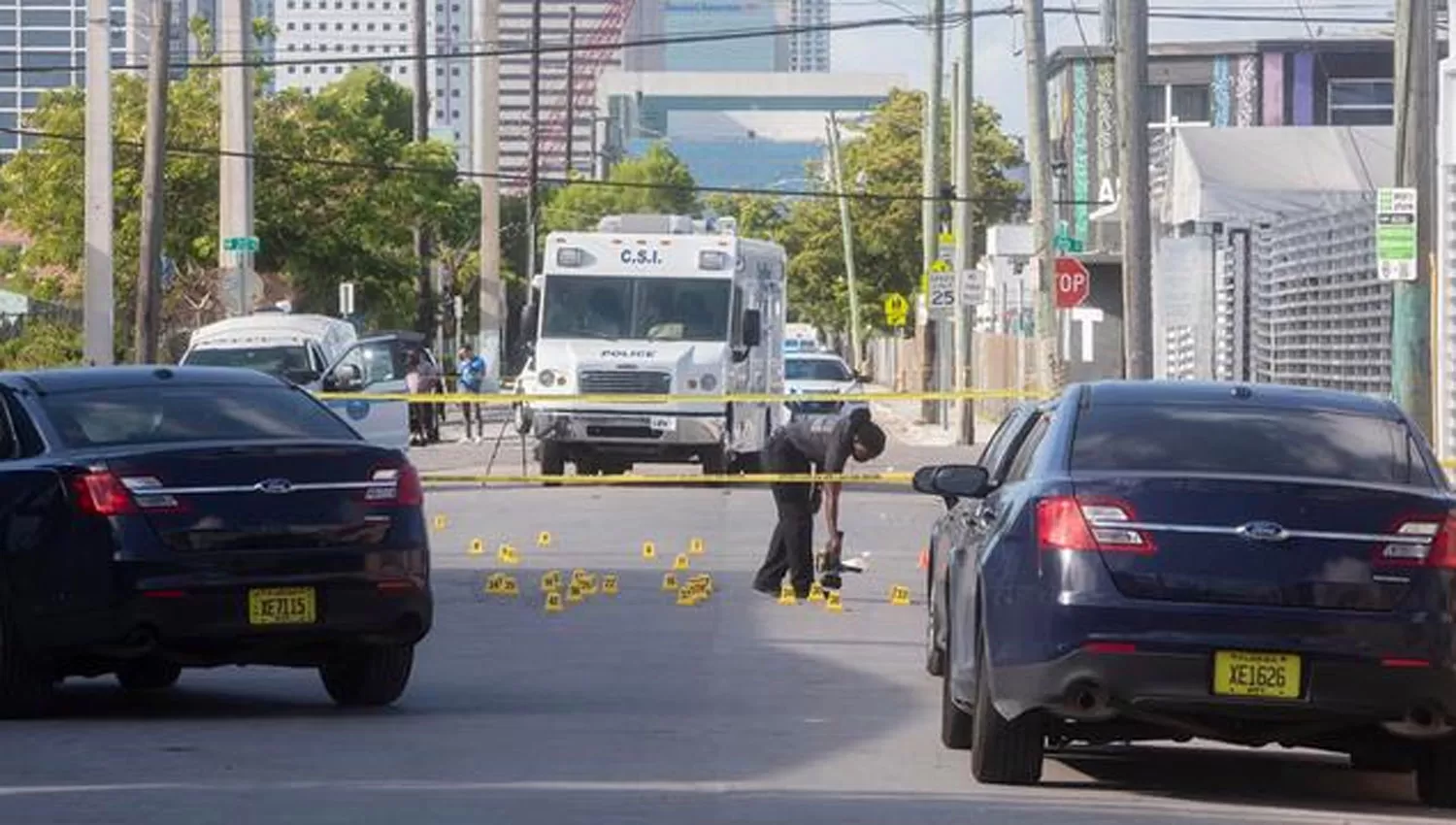 LA ESCENA. Las vainas servidas quedaron desparramadas en el pavimiento a la salida del local atacado en Miami.