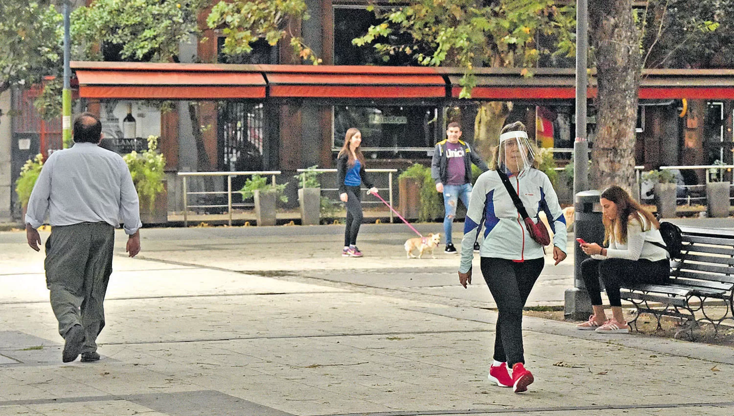 PASEO. La plaza Urquiza es uno de los lugares preferidos por los tucumanos durante las mañanas de domingo.