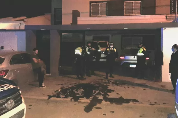 Aprehendieron a un joven por agredir a policías en una fiesta clandestina