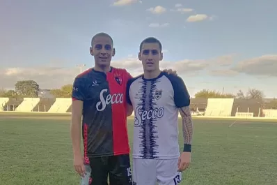 Separados por la camiseta y sus puestos, unidos por “Pulguita”
